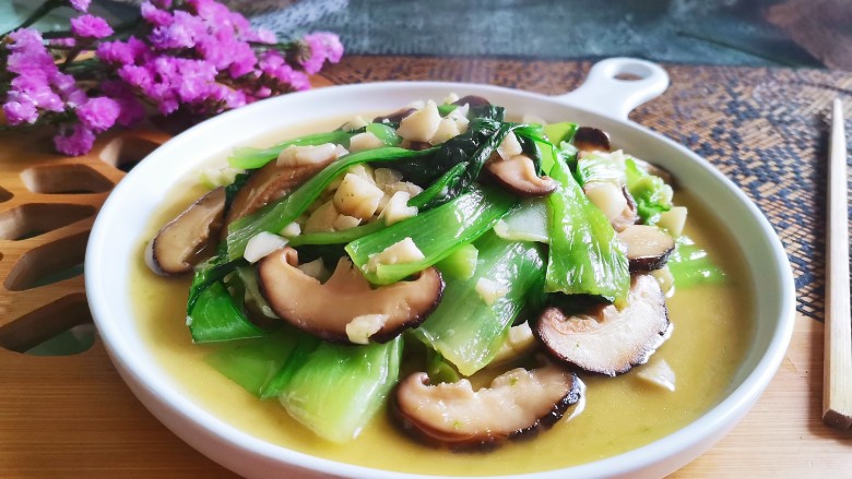清炒油菜,盛入盘中,清炒油菜就做好了