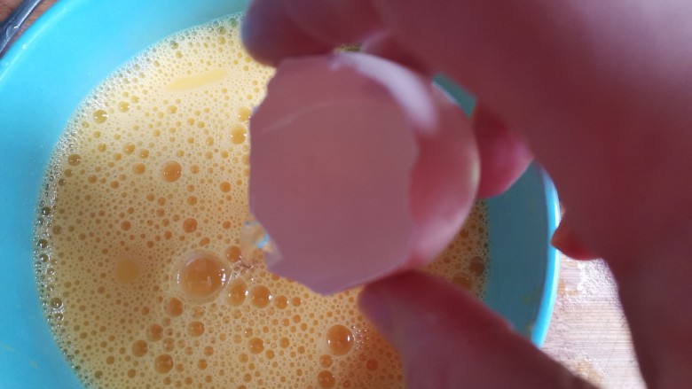 肉末鸡蛋羹,加入八个半蛋壳的温开水,鸡蛋与水的比例是1:1.5
