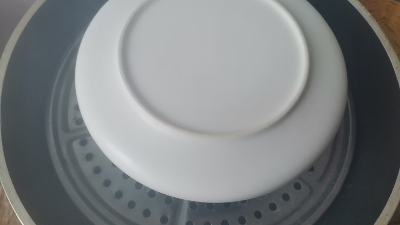 肉末鸡蛋羹,锅里提前烧开水,放入锅中,上面盖一个盘子,防止水滴滴到鸡蛋上面,然后蒸12分钟