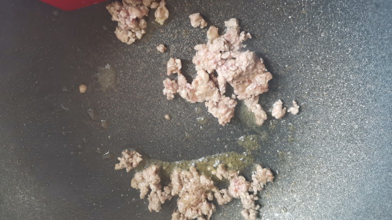 肉末鸡蛋羹,再来炒肉末,锅里加入适量的油,下入肉末翻炒均匀至变色