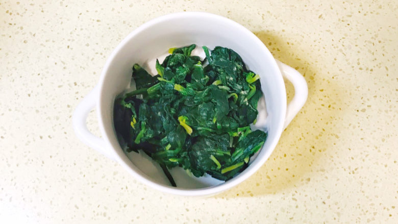 上汤菠菜,挤干水分,装入盘中
