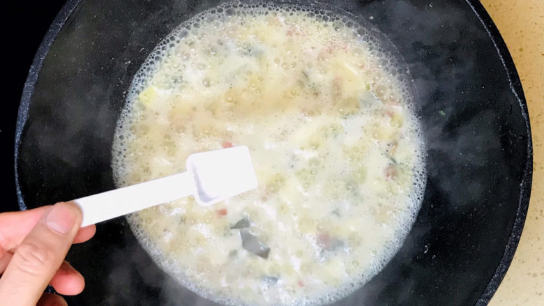 上汤菠菜,根据咸淡口味,加少许盐,调整至咸淡适宜