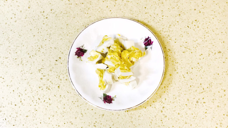 上汤菠菜,咸鸭蛋去皮,切成小方块