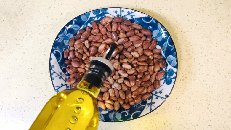 菠菜花生米,淋上玉米油,也可以使用其他的油