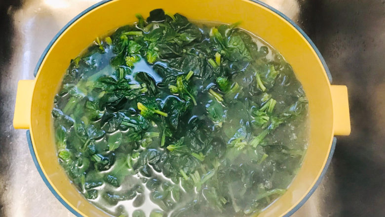菠菜花生米,捞出来,加冷水浸泡一下