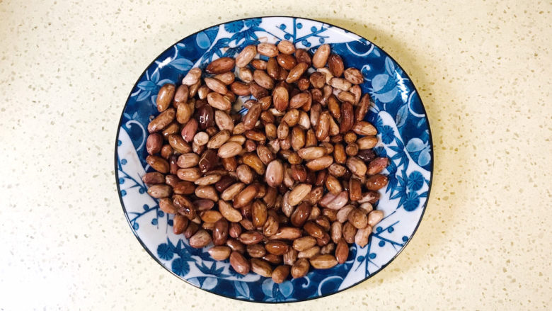 菠菜花生米,翻拌均匀,就是美味的烤花生米了,好香啊,静置冷却,冷却后的花生米会更加酥脆爽口