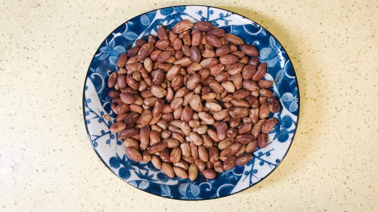 菠菜花生米,烤熟后,取出来