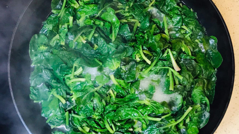 菠菜花生米,大火煮沸,就可以关火了