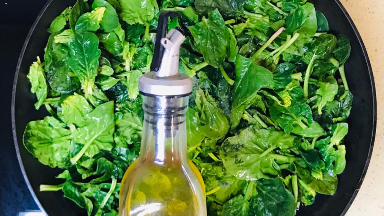 菠菜花生米,淋入少许油,绿色蔬菜加盐加油焯水后,颜色会变得更加鲜绿