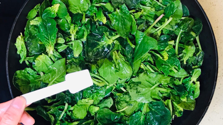 菠菜花生米,焯水时,加少许盐