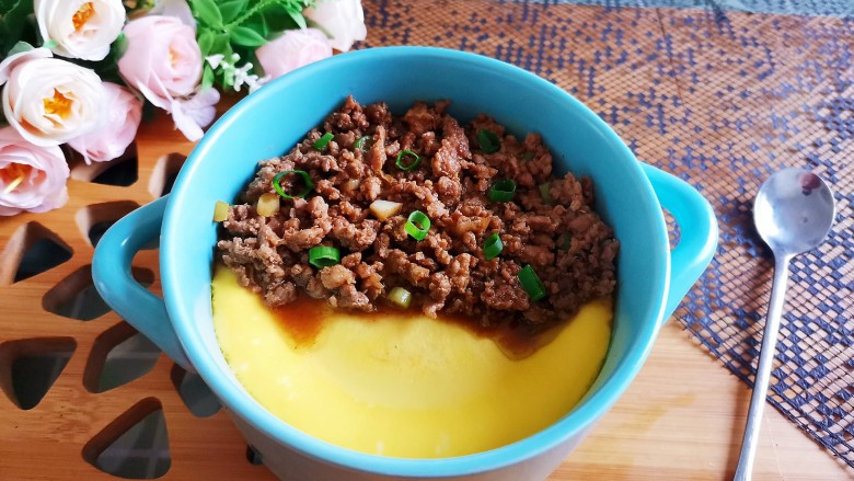 肉末鸡蛋羹,再把肉末淋在鸡蛋上面，肉末鸡蛋羹就做好了