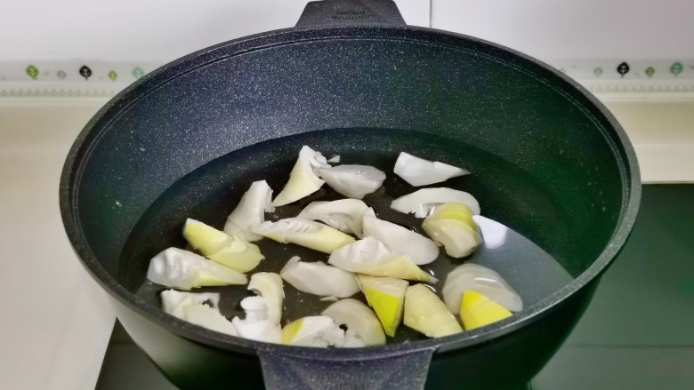 油焖春笋,春笋焯水,冷水下锅烧开煮2分钟捞出。