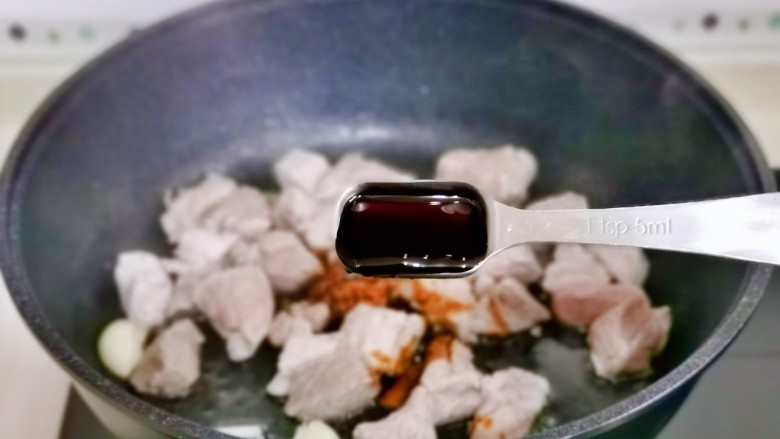 油焖春笋,加入<a style='color:red;display:inline-block;' href='/shicai/ 721'>蚝油</a>,小火翻炒。