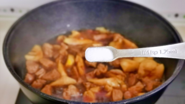 油焖春笋,肉炖烂即可,时间可以自己掌握,按个人口味加入盐。