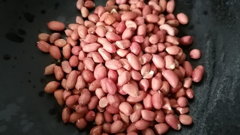 菠菜花生米,热锅冷油将花生放入锅内小火慢炒