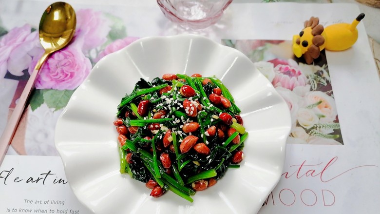 菠菜花生米,拍上成品图,一道清爽又美味的菠菜<a style='color:red;display:inline-block;' href='/shicai/ 4262'>花生米</a>就完成了。