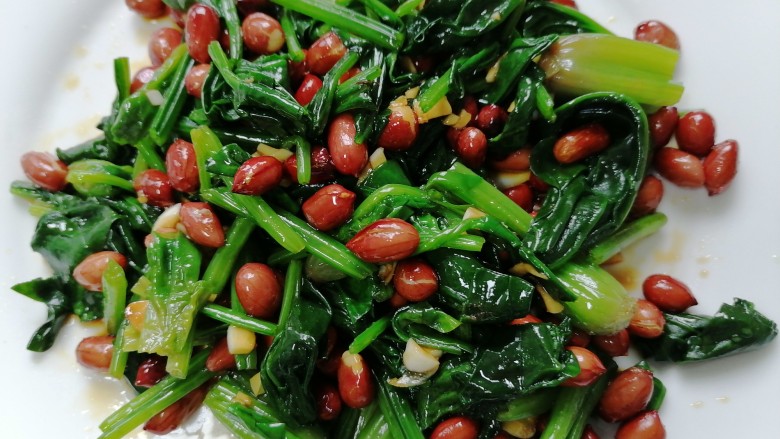 菠菜花生米,搅拌均匀