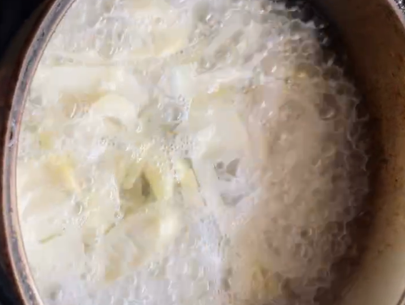清炒春笋,笋片提前加到沸腾的水中,煮个5分钟。