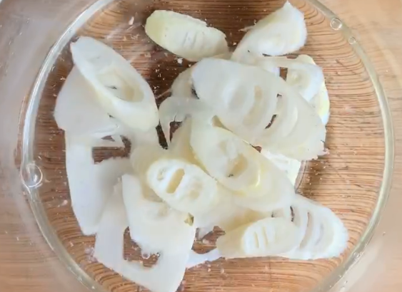 清炒春笋,而后捞出,浸入凉水中30分钟乃至更长的时间,这样可以防止笋麻嘴