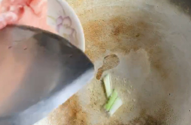 清炒春笋,笋处理好之后,锅中加入适量油,并加葱白爆炒出香味