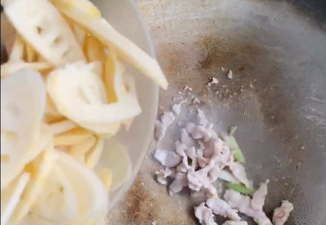 清炒春笋,加入肉丝煸炒至变色,加入笋片