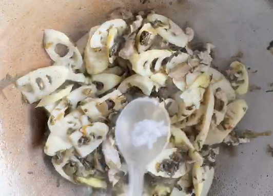 清炒春笋,而后加入雪菜以及适量盐,翻炒均匀后出锅