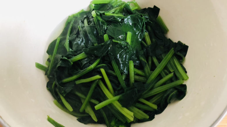 菠菜花生米,过一下冷水,不要烫到自己