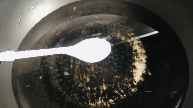 菠菜花生米,起火烧水,水中加一勺盐,可以让菜更绿