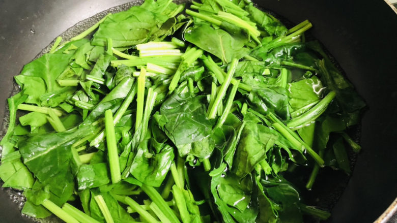 菠菜花生米,水开后,把菠菜放进去,抄一下