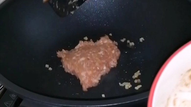 肉包子,热锅入油,爆香姜末,加入肉末,炒至变色