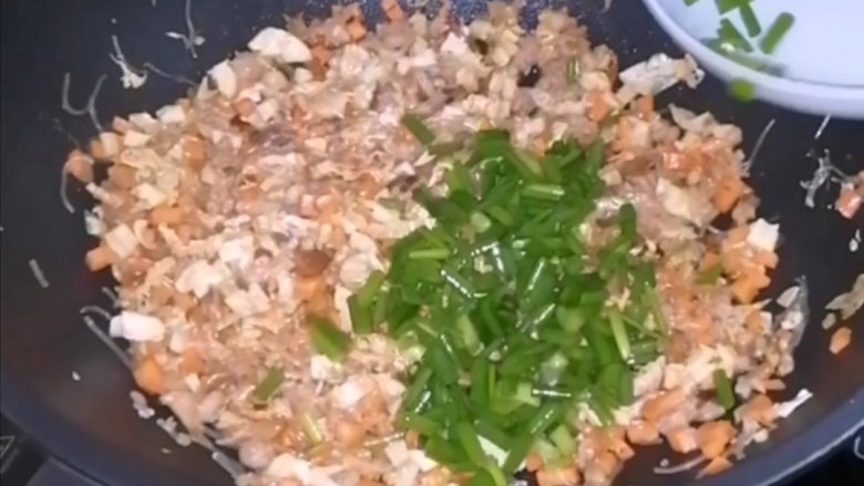 肉包子,加入<a style='color:red;display:inline-block;' href='/shicai/ 3250'>葱</a>花,炒匀