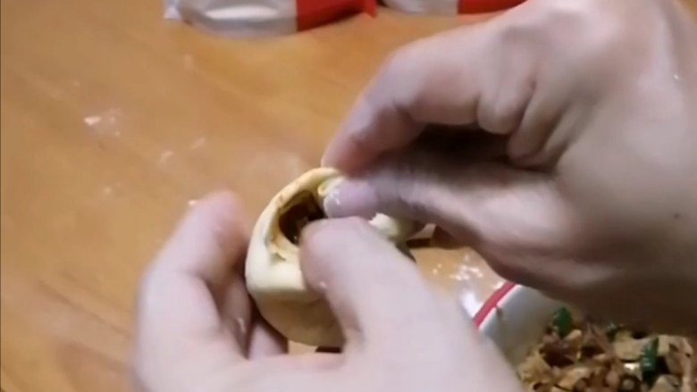 肉包子,加入肉馅,折出折子