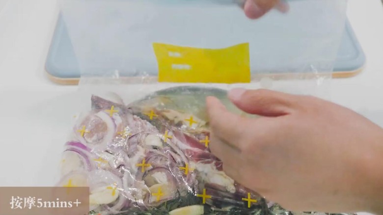没有烤箱也能做的羊排!,步骤四:把材料一起按摩五分钟,然后全部装起来在袋子里,放冰箱冷藏一夜。