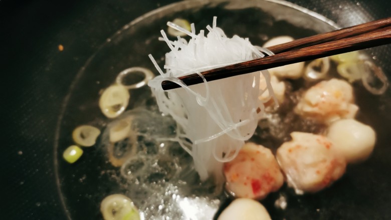 茼蒿鱼丸汤,添加适合家人量的清水,放入粉丝。