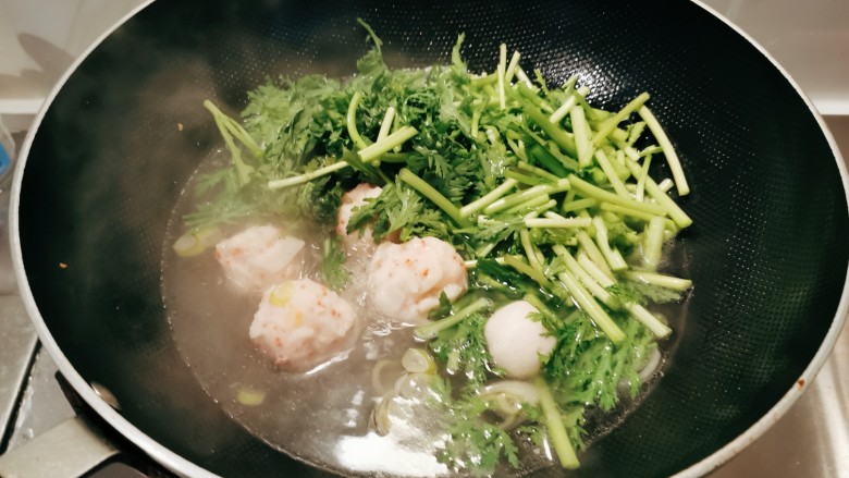 茼蒿鱼丸汤,烧开煮2分钟后放入茼蒿菜。