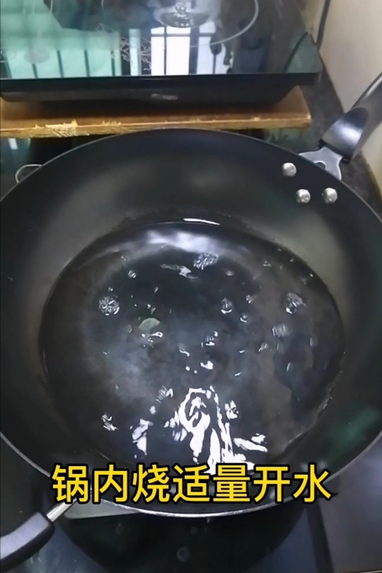 花菜炒虾仁.,锅内加入适量清水烧开