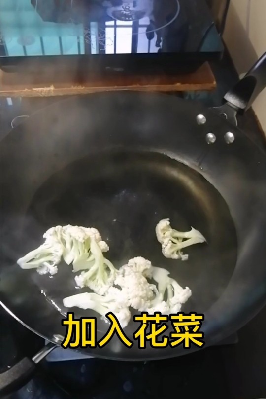 花菜炒虾仁.,加入花菜
