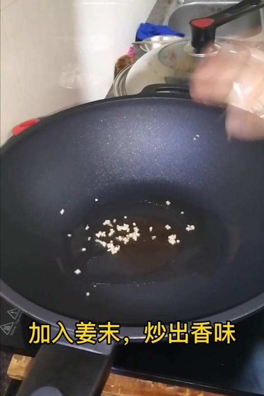 花菜炒虾仁.,热锅入油，爆香<a style='color:red;display:inline-block;' href='/shicai/ 37'>姜</a>末