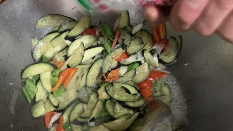 菜椒茄子,加入味精,快速翻炒均匀即可出锅。