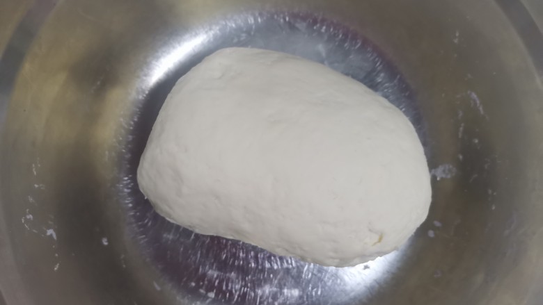 三鲜面,用手揉成光滑的面团,醒面十分钟
