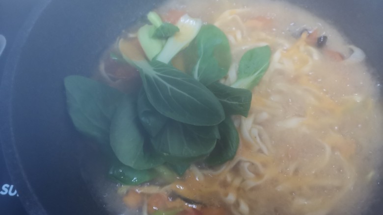 三鲜面,吃面条,夫妻用筷子分开,再下入青菜,继续煮至青菜,断生