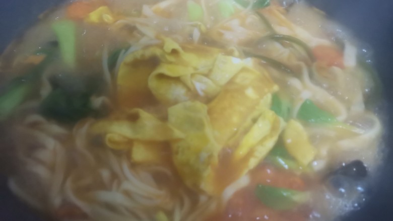 三鲜面,再下入鸡蛋,翻动均匀