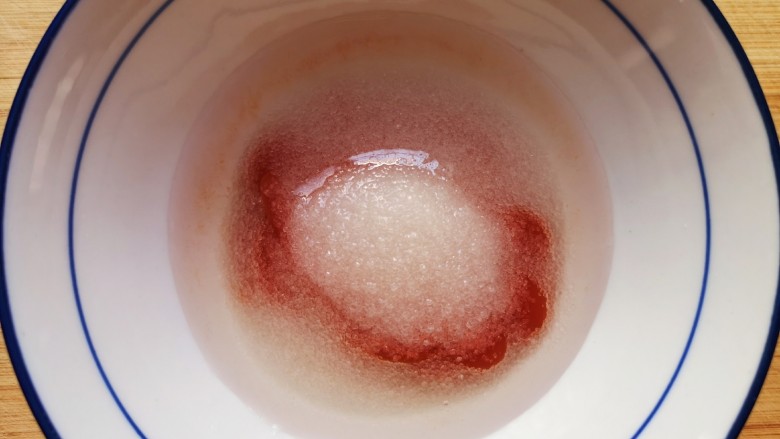 茄汁带鱼,加入<a style='color:red;display:inline-block;' href='/shicai/ 715'>白醋</a>和糖。
