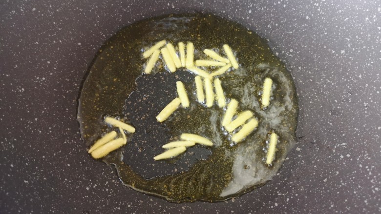 茄汁带鱼,另起一个锅,继续倒油烧热,下入姜丝炒香。