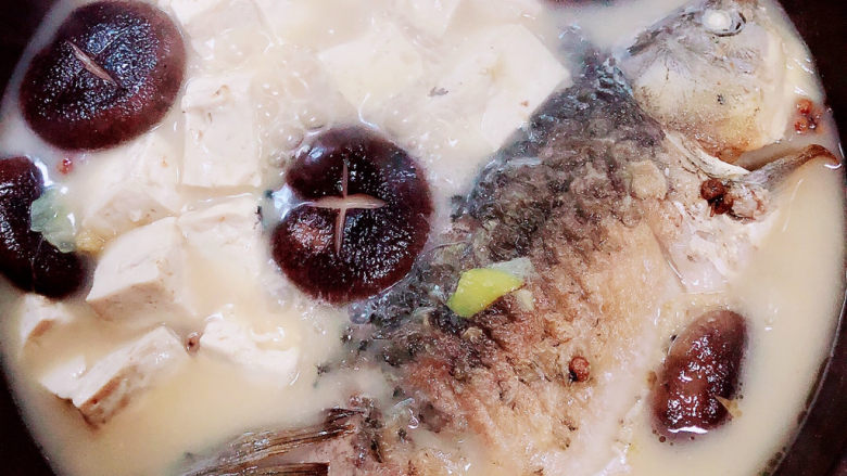 香菇鲫鱼汤,慢炖20分钟,鱼汤浓郁了。