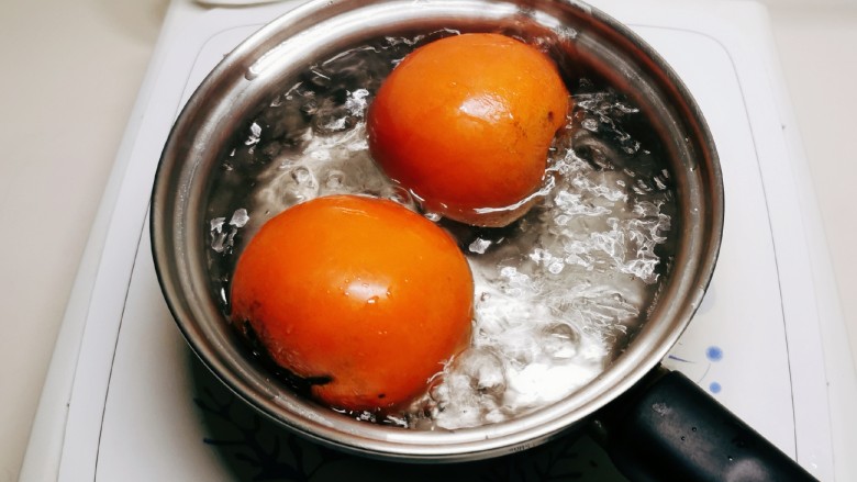 茄汁带鱼,<a style='color:red;display:inline-block;' href='/shicai/ 59'>番茄</a>放入开水中汆烫捞出,易于剥皮。