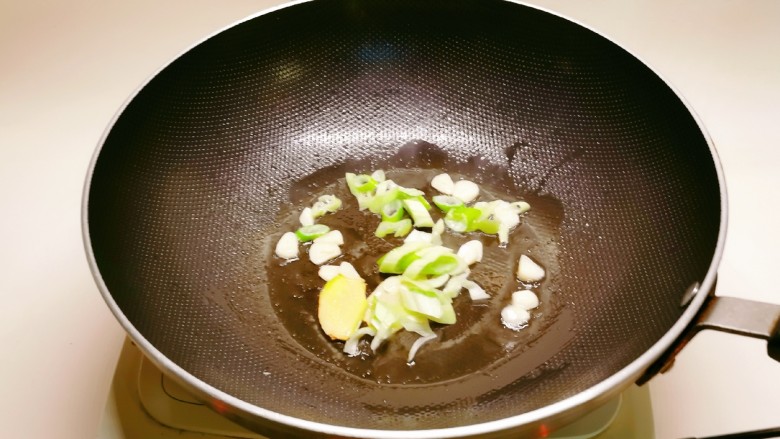 茄汁带鱼,再起油锅放入一汤匙食用油,放入葱姜蒜爆香。