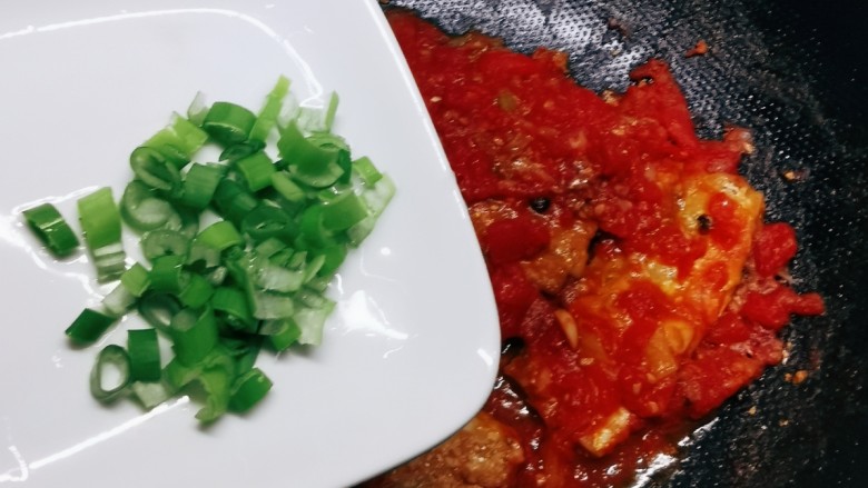 茄汁带鱼,放入葱绿碎,关火。