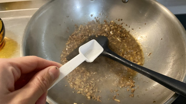 肉末鸡蛋羹➕香菇肉末鸡蛋羹,尝下咸淡,如果觉得淡,可以再补充少许食盐