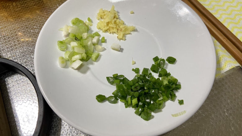肉末鸡蛋羹➕香菇肉末鸡蛋羹,改刀:小葱切末,葱白葱叶分开,姜切末